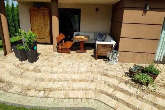 Kamenné fasády, tehly a kamenné dlaždice - Poľsko